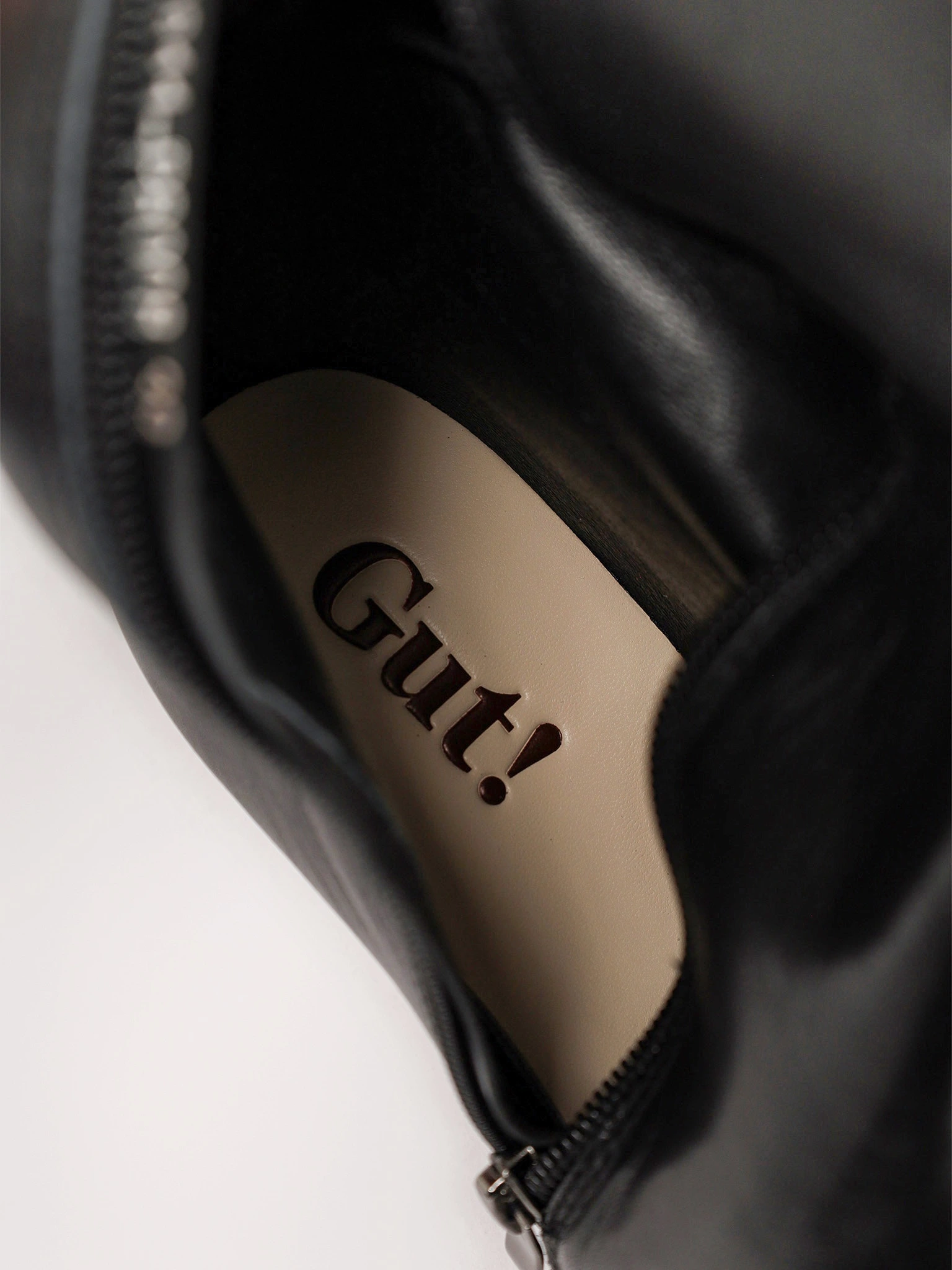 Сапоги черного цвета на среднем каблуке